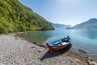 2025, Bäume, Berge, blau, Boot, Frühling, Gewässer, grün, Quinten, rot, See, Seeufer, Steine, Wald, Walensee, Wandern, Wasser