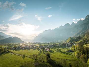 2025, Bäume, Berge, Churfirsten, Dorf, Frühling, Grün, Häuser, Land, Landschaft und Natur, See, Stadt, Walensee, Walenstadt, Wolken